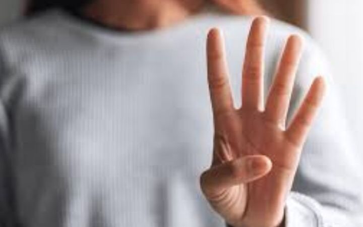 What Does  4 Fingers Up Mean? Definitions For TikTok, Football, & More