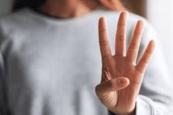 What Does  4 Fingers Up Mean? Definitions For TikTok, Football, & More